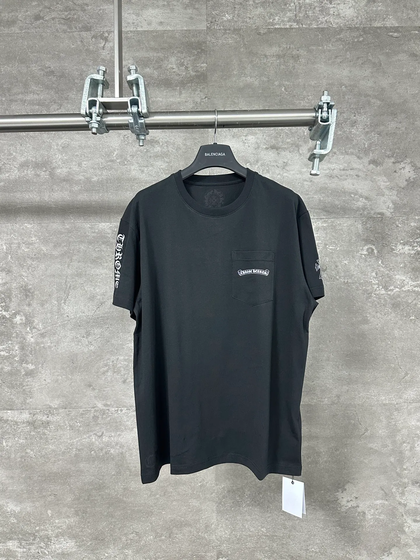 🅿️250 🔥 CH Crow Heart Classic pocket logo with shadow cross print on the back, casual loose short-sleeved T-shirt, same style for men and women, black color, code size S M L, full size available from stock. Process description: Made of 26 single yarns, 200 grams of 100% cotton fabric, ribbed and custom-dyed, printed with imported glue, every wiring detail is strictly in accordance with YB to restore ZG quality